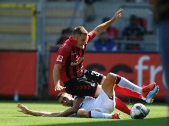Cagliaris Federico Mattiello (u) trennt Freiburgs Christian Günther per Grätsche vom Ball. Foto: Patrick Seeger Cagliaris Federico Mattiello (u) trennt Freiburgs Christian Günther per Grätsche vom Ball. Foto: Patrick Seeger