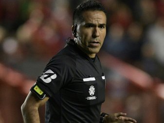 Der bolivianische Schiedsrichter Raul Orosco trifft eine kuriose Entscheidung Der bolivianische Schiedsrichter Raul Orosco trifft eine kuriose Entscheidung