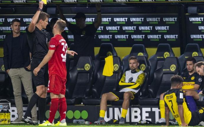 Gut bedient: Bayerns Joshua Kimmich sieht Gelb. Foto: Guido Kirchner
