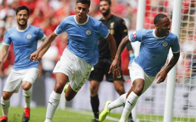 Manchesters Raheem Sterling (r) bejubelt sein Tor zum 1:0 mit seinen Mannschaftskollegen. Foto: Frank Augstein/AP