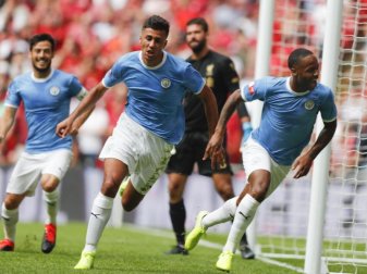 Manchesters Raheem Sterling (r) bejubelt sein Tor zum 1:0 mit seinen Mannschaftskollegen. Foto: Frank Augstein/AP Manchesters Raheem Sterling (r) bejubelt sein Tor zum 1:0 mit seinen Mannschaftskollegen. Foto: Frank Augstein/AP
