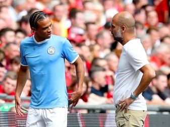 Manchester Citys Leroy Sané (l) spricht nach seiner Auswechslung mit Trainer Pep Guardiola. Foto: Martin Rickett/PA Wire Manchester Citys Leroy Sané (l) spricht nach seiner Auswechslung mit Trainer Pep Guardiola. Foto: Martin Rickett/PA Wire