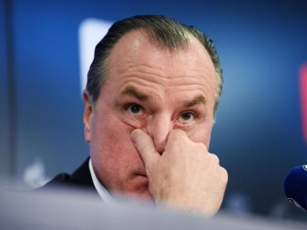 Muss sich vor dem Schalker Ehrenrad erklären: Vorstandsboss Clemens Tönnies. Foto: Ina Fassbender Muss sich vor dem Schalker Ehrenrad erklären: Vorstandsboss Clemens Tönnies. Foto: Ina Fassbender