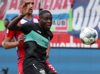 Um Stuttgarts Orel Mangala (r) gab es immer wieder Transfergerüchte. Foto: Daniel Karmann Um Stuttgarts Orel Mangala (r) gab es immer wieder Transfergerüchte. Foto: Daniel Karmann