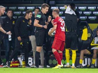 Joshua Kimmich (r) diskutiert nach der Gelben Karte mit Schiedsrichter Daniel Siebert, der ihm für das Foul Sancho nur verwarnte. Foto: Guido Kirchner Joshua Kimmich (r) diskutiert nach der Gelben Karte mit Schiedsrichter Daniel Siebert, der ihm für das Foul Sancho nur verwarnte. Foto: Guido Kirchner