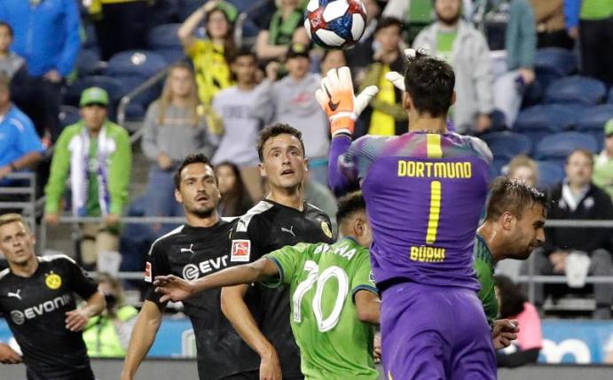 Dortmunds Torwart Roman Bürki ist für unbeschränkte Ein- und Auswechslungen. Foto: Ted S. Warren/AP