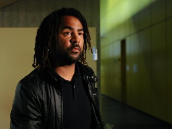 Hat sich im vereinseigenen TV-Sender verbale Fehltritte geleistet: Patrick Owomoyela. Foto: Andreas Gebert Hat sich im vereinseigenen TV-Sender verbale Fehltritte geleistet: Patrick Owomoyela. Foto: Andreas Gebert