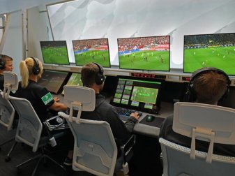 Im DFB-Pokal werden die Schiedsrichter bereits vom Achtelfinale an im Videro-Assist-Center aktiv. Foto: Oliver Berg Im DFB-Pokal werden die Schiedsrichter bereits vom Achtelfinale an im Videro-Assist-Center aktiv. Foto: Oliver Berg