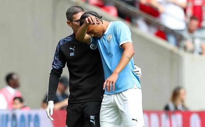 Humpelt nach nur 12 Minuten verletzt vom Spielfeld: Leroy Sané (r) von Manchester United. Foto: Martin Rickett/PA Wire