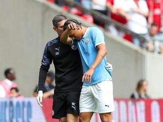 Humpelt nach nur 12 Minuten verletzt vom Spielfeld: Leroy Sané (r) von Manchester United. Foto: Martin Rickett/PA Wire Humpelt nach nur 12 Minuten verletzt vom Spielfeld: Leroy Sané (r) von Manchester United. Foto: Martin Rickett/PA Wire