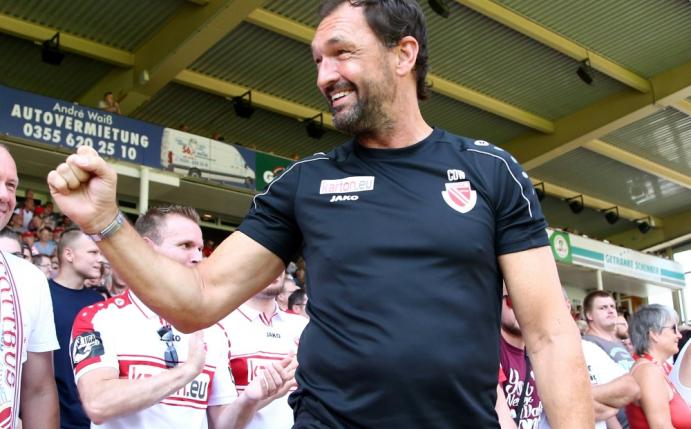 Wollitz: "Mit Freude und Euphorie ins Spiel gehen"