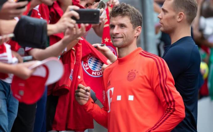 Gefragter Mann im Bayern-Trainingslager. Thomas Müller (l). Foto: Sven Hoppe