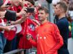 Gefragter Mann im Bayern-Trainingslager. Thomas Müller (l). Foto: Sven Hoppe