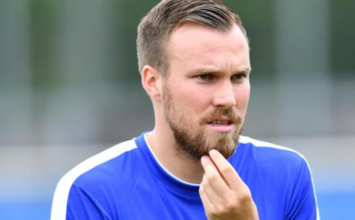 Für den ehemaligen BVB-Profi Kevin Großkreutz ist es eine ganz besondere Begegnung. Foto: Uwe Anspach