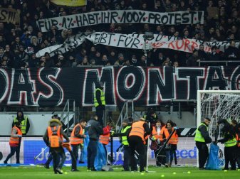 In Deutschland führte der Fan-Protest zur Abschaffung der Montagsspiele ab der Saison 2021/22. Foto: Uwe Anspach In Deutschland führte der Fan-Protest zur Abschaffung der Montagsspiele ab der Saison 2021/22. Foto: Uwe Anspach