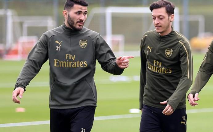 Sead Kolasinac (l) und Mesut Özil stehen nicht im Kader des FC Arsenal. Foto: Nigel French/PA Wire