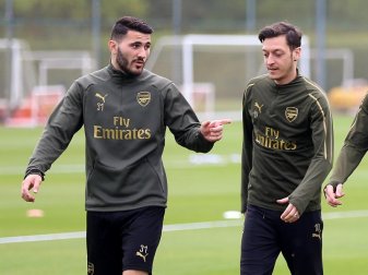 Sead Kolasinac (l) und Mesut Özil stehen nicht im Kader des FC Arsenal. Foto: Nigel French/PA Wire Sead Kolasinac (l) und Mesut Özil stehen nicht im Kader des FC Arsenal. Foto: Nigel French/PA Wire