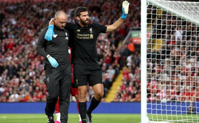 Vorzeitiges Aus: Liverpool-Keeper Alisson (r) humpelt vom Platz. Foto: Martin Rickett/PA Wire