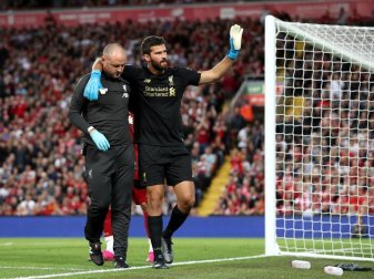 Vorzeitiges Aus: Liverpool-Keeper Alisson (r) humpelt vom Platz. Foto: Martin Rickett/PA Wire Vorzeitiges Aus: Liverpool-Keeper Alisson (r) humpelt vom Platz. Foto: Martin Rickett/PA Wire