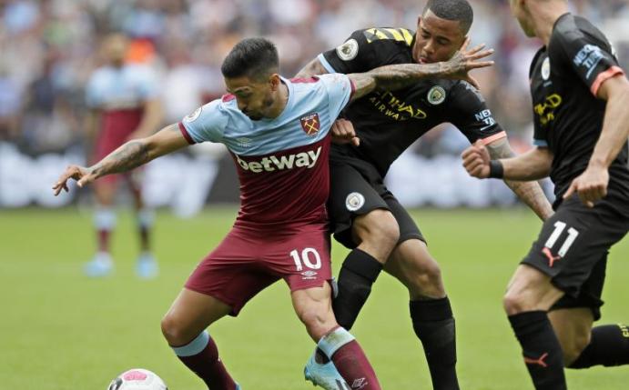 ManCity-Torschütze Gabriel Jesus (M) versucht West-Ham-Akteur Manuel Lanzini (l) vom Ball zu trennen. Foto: Kirsty Wigglesworth/AP
