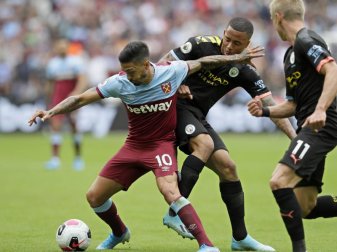 ManCity-Torschütze Gabriel Jesus (M) versucht West-Ham-Akteur Manuel Lanzini (l) vom Ball zu trennen. Foto: Kirsty Wigglesworth/AP ManCity-Torschütze Gabriel Jesus (M) versucht West-Ham-Akteur Manuel Lanzini (l) vom Ball zu trennen. Foto: Kirsty Wigglesworth/AP