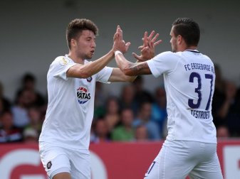 Aues Tom Baumgart (l) freut sich mit Teamkollege Pascal Testroet über seinen Treffer zum 1:1. Foto: Hendrik Schmidt/Archivbild Aues Tom Baumgart (l) freut sich mit Teamkollege Pascal Testroet über seinen Treffer zum 1:1. Foto: Hendrik Schmidt/Archivbild