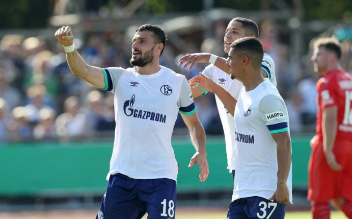 Daniel Caligiuri (l.) trifft Elfmeter für Schalke