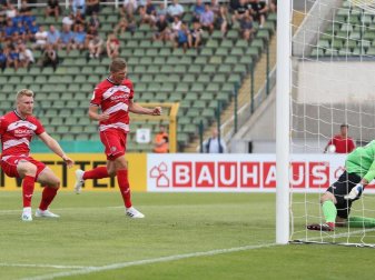 Bielefelds Andreas Voglsammer (M) trifft mit dem Kopf zum 1:0 gegen Victoria 89 Berlin. Foto: Andreas Gora/Archivbild Bielefelds Andreas Voglsammer (M) trifft mit dem Kopf zum 1:0 gegen Victoria 89 Berlin. Foto: Andreas Gora/Archivbild