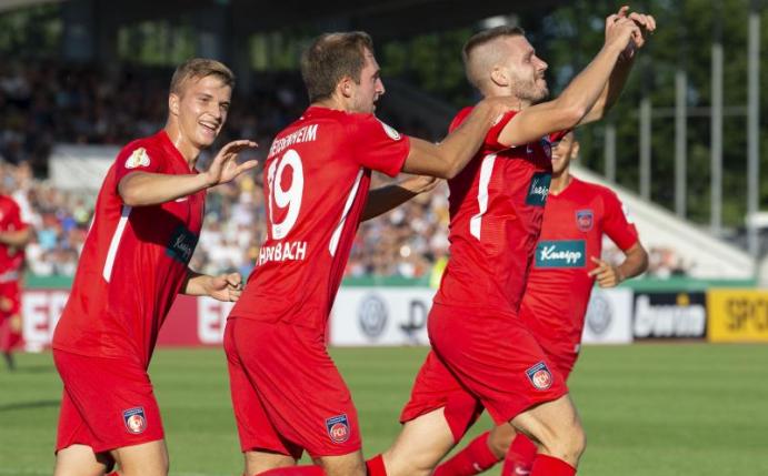 Heidenheims Robert Leipertz (r) feiert mit seinen Mannschaftskameraden sein Tor zum 1:0. Foto: Daniel Maurer