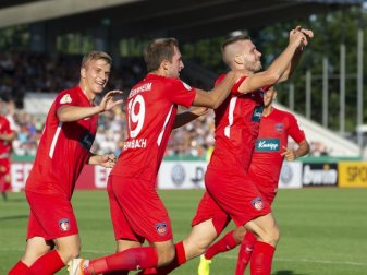 Heidenheims Robert Leipertz (r) feiert mit seinen Mannschaftskameraden sein Tor zum 1:0. Foto: Daniel Maurer Heidenheims Robert Leipertz (r) feiert mit seinen Mannschaftskameraden sein Tor zum 1:0. Foto: Daniel Maurer