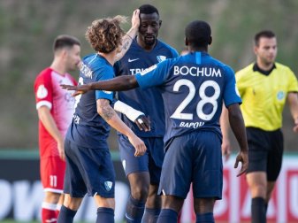 Bochums Silvere Ganvoula (M) jubelt mit den Teamkollegen Simon Zoller (l) und Robert Tesche nach seinem Tor zum 2:2. Foto: Swen Pförtner Bochums Silvere Ganvoula (M) jubelt mit den Teamkollegen Simon Zoller (l) und Robert Tesche nach seinem Tor zum 2:2. Foto: Swen Pförtner