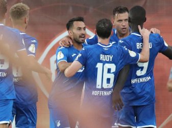 Der Hoffenheimer Adam Szalai (2.v.r.) jubelt mit seinen Kollegen über seinen Treffer zum 3:2. Foto: Daniel Karmann Der Hoffenheimer Adam Szalai (2.v.r.) jubelt mit seinen Kollegen über seinen Treffer zum 3:2. Foto: Daniel Karmann