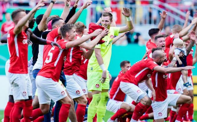 Die FCK-Profis feiern den Derby-Sieg gegen Mainz. Foto: Uwe Anspach.