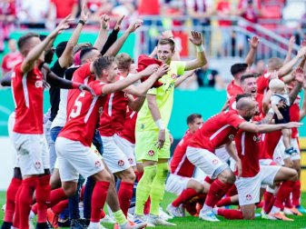 Die FCK-Profis feiern den Derby-Sieg gegen Mainz. Foto: Uwe Anspach. Die FCK-Profis feiern den Derby-Sieg gegen Mainz. Foto: Uwe Anspach.