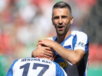 Vedad Ibisevic (r) bejubelt sein Tor zum 2:0 mit Vorlagengeber Mittelstädt. Foto: Daniel Karmann Vedad Ibisevic (r) bejubelt sein Tor zum 2:0 mit Vorlagengeber Mittelstädt. Foto: Daniel Karmann