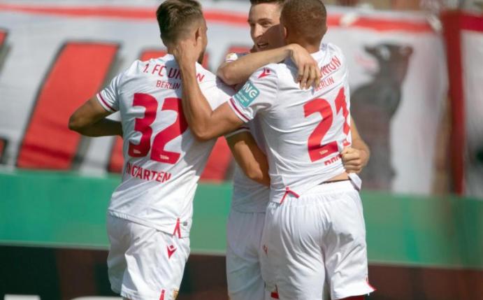 Innenverteidiger Keven Schlotterbeck (M) traf in seinem ersten Pflichtspiel für Union. Foto: Swen Pförtner