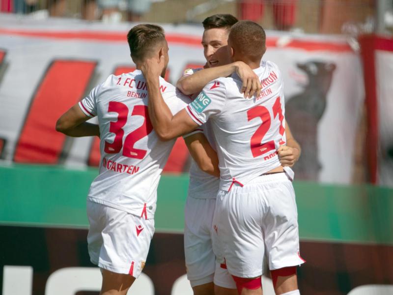 Innenverteidiger Keven Schlotterbeck (M) traf in seinem ersten Pflichtspiel für Union. Foto: Swen Pförtner