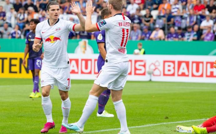 Marcel Sabitzer (l) und Timo Werner klatschen sich nach Leipzigs Führungstor zum 1:0 ab. Foto: Guido Kirchner