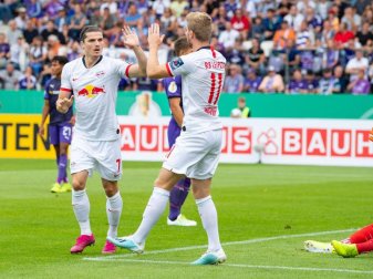 Marcel Sabitzer (l) und Timo Werner klatschen sich nach Leipzigs Führungstor zum 1:0 ab. Foto: Guido Kirchner Marcel Sabitzer (l) und Timo Werner klatschen sich nach Leipzigs Führungstor zum 1:0 ab. Foto: Guido Kirchner