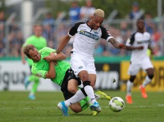 Patrick Kurzen (l) aus Rödinghausen geht gegen Paderborns Khiry Shelton in den Zweikampf. Foto: Friso Gentsch Patrick Kurzen (l) aus Rödinghausen geht gegen Paderborns Khiry Shelton in den Zweikampf. Foto: Friso Gentsch
