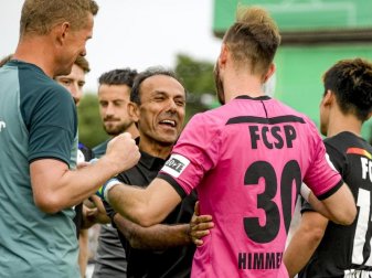 St. Paulis Trainer Jos Luhukay (M) gratuliert seinem Torwart Robin Himmelmann. Foto: Axel Heimken