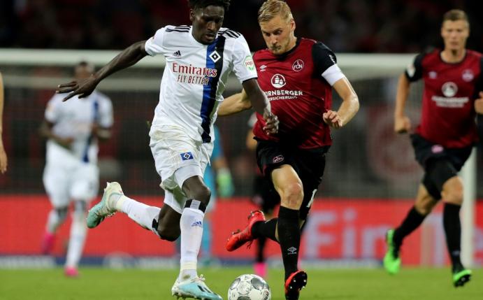 Bakery Jatta (l.) spielt im DFB-Pokal von Beginn an