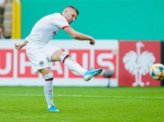 Die Frankfurter Chefetage wünscht sich weiterhin einen Verbleib ihres Topstürmers. Foto: Uwe Anspach Die Frankfurter Chefetage wünscht sich weiterhin einen Verbleib ihres Topstürmers. Foto: Uwe Anspach