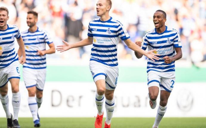 Duisburgs Lukas Daschner (2.v.r.) jubelt nach seinem Treffer zur 1:0-Führung. Foto: Marius Becker