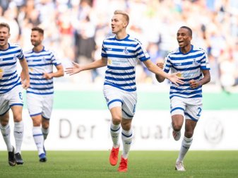 Duisburgs Lukas Daschner (2.v.r.) jubelt nach seinem Treffer zur 1:0-Führung. Foto: Marius Becker Duisburgs Lukas Daschner (2.v.r.) jubelt nach seinem Treffer zur 1:0-Führung. Foto: Marius Becker