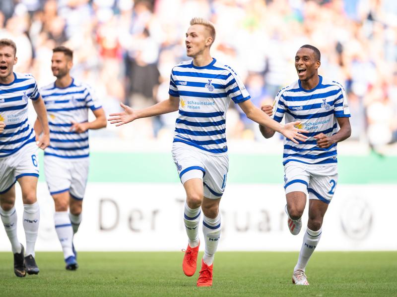 Duisburgs Lukas Daschner (2.v.r.) jubelt nach seinem Treffer zur 1:0-Führung. Foto: Marius Becker