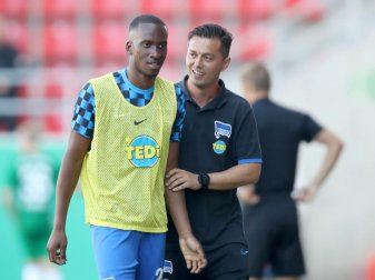 In München könnte Hertha-Coach Ante Covic (r) auf Neuzugang Dodi Lukebakio setzen. Foto: Daniel Karmann In München könnte Hertha-Coach Ante Covic (r) auf Neuzugang Dodi Lukebakio setzen. Foto: Daniel Karmann