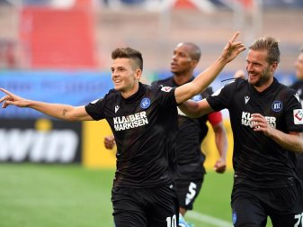 KSC-Profi Marvin Wanitzek (l) feiert seinen Treffer zum 2:0. Foto: Uli Deck KSC-Profi Marvin Wanitzek (l) feiert seinen Treffer zum 2:0. Foto: Uli Deck