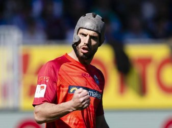 Neu in der Bundesliga und nie ohne Helm: Paderborns Klaus Gjasula. Foto: Frank Molter Neu in der Bundesliga und nie ohne Helm: Paderborns Klaus Gjasula. Foto: Frank Molter