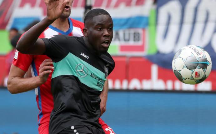 Stuttgarts Orel Mangala (r) hat sich verletzt. Foto: Daniel Karmann